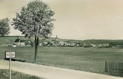 historické foto města s kostelem (vpravo od stromu)