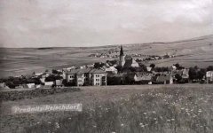 historické foto města s kostelem