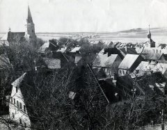 historické foto kostela (vlevo)