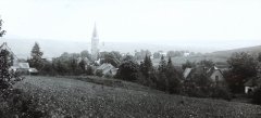 pohled na město s kostelem