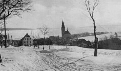 historické foto města s kostelem