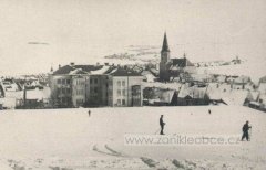 historické foto města s kostelem