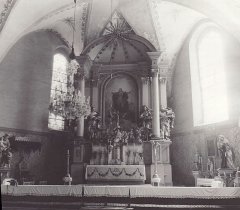 historické foto interiéru kostela (oltář)