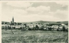 historické foto města s kostelem