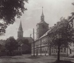náměstí s kostelem