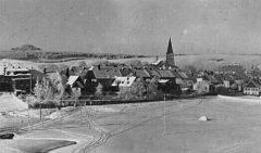 historické foto města s kostelem