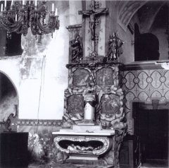 historické foto interiéru kostela (boční oltář)