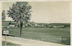 historické foto města s kostelem (vpravo od stromu)