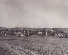 celkový pohled na město s kostelem