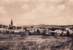 historické foto města s kostelem