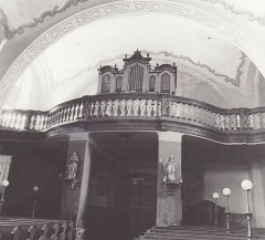 historické foto interiéru kostela (varhany)