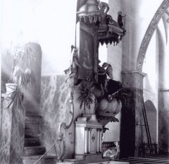 historické foto interiéru kostela (kazatelna)
