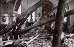 pohled do interiéru - propadlý strop