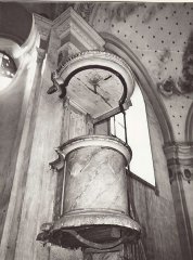 historické foto interiéru kostela (kazatelna)