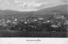 dobová pohlednice vsi s kostelem