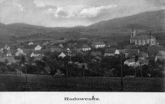 dobová pohlednice vsi s kostelem