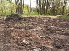 trosky kaple rozhrnuté buldozerem