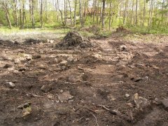 trosky kaple rozhrnuté buldozerem