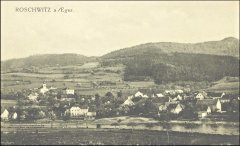 historické foto vsi s kostelem (vlevo)