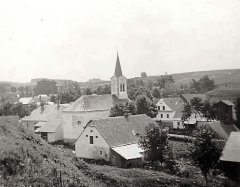 historická pohlednice vsi s kaplí
