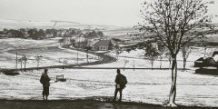 historické foto vsi s kostelem