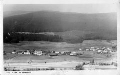 dobová pohlednice vsi s kostelem