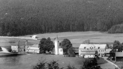 dobová pohlednice vsi s kostelem - výřez