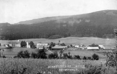 dobová pohlednice vsi s kostelem