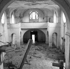 historické foto interiéru kostela - přední část