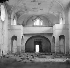historické foto interiéru kostela - přední část