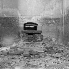 historické foto interiéru kostela - torzo oltáře