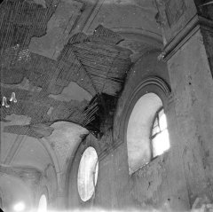 poškozený strop kostela