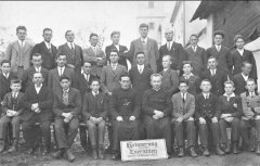 upomínkové skupinové foto před kostelem