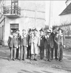 skupinové foto před kostelem (vpravo)