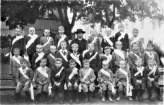 skupinové foto před kostelem
