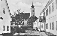 pohled ulicí ke kostelu