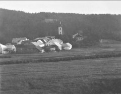 celkový pohled na ves s kostelem