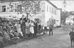 pohled ulicí ke kostelu