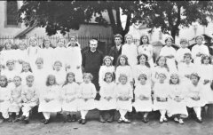 skupinové foto před kostelem