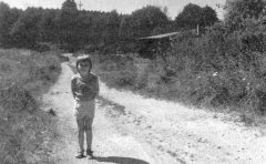 místo bývalé vsi a kostela (křížkem nahoře označen javor, který rostl u věže kostela)