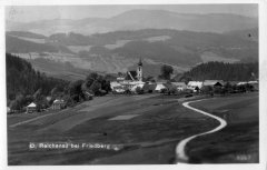 dobová pohlednice vsi s kostelem