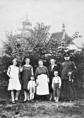 skupinové foto s kostelem v pozadí