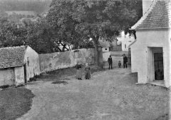 historické foto kostela (vchod vpravo)