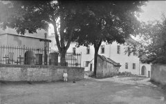 historické foto kostela (v pozadí)