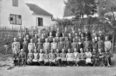 školní fotografování před kostelem