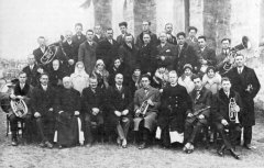 historické foto kostela (v pozadí)