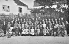 školní fotografování před kostelem