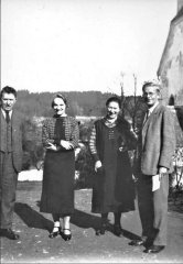 skupinové foto před kostelem (vpravo)