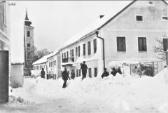 pohled ulicí ke kostelu