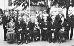 svatebčané před kostelem